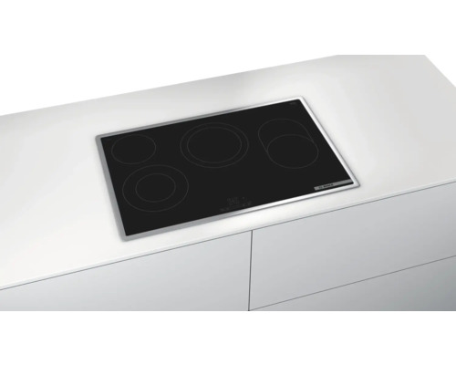 Schwarzes Kochfeld mit fünf Kochzonen auf einer Küchentheke