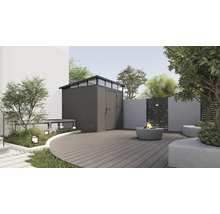 Gartenszene mit Gerätehaus, Terrasse, Feuerstelle und Bepflanzung