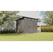 Gartenschuppen im Garten mit Gartengeräten