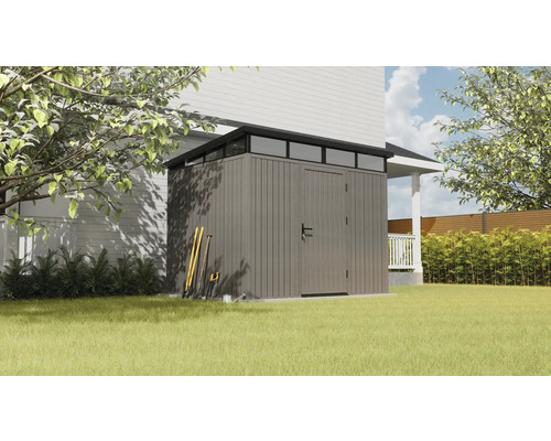 Gartenschuppen im Garten mit Gartengeräten