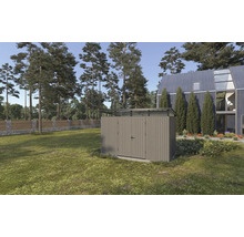 Gartenszene mit Gerätehaus auf Rasenfläche