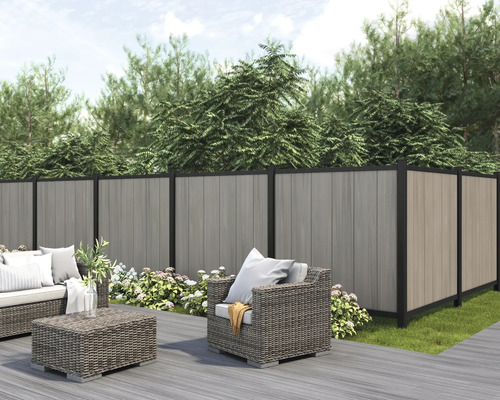 Gartenzaun aus Kunststoff mit Sitzgruppe auf Terrasse