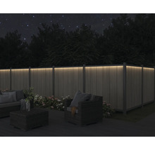 Beleuchteter Zaun im Garten bei Nacht mit Sitzgruppe