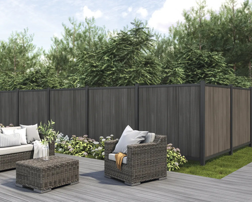 Terrasse mit Gartenmöbeln und Holzzaun