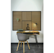 Arbeitszimmer mit Schreibtisch, Stuhl, Akustikpaneel und Dekoration