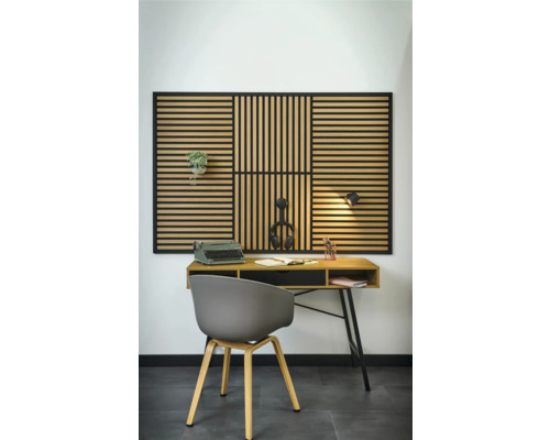 Arbeitszimmer mit Schreibtisch, Stuhl, Akustikpaneel und Dekoration
