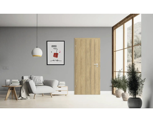 Wohnzimmer mit Tür, Sessel, Lampe und Dekorationen für eine stilvolle Inneneinrichtung