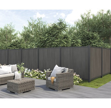 Garten mit grauer Zaunanlage und Sitzgruppe