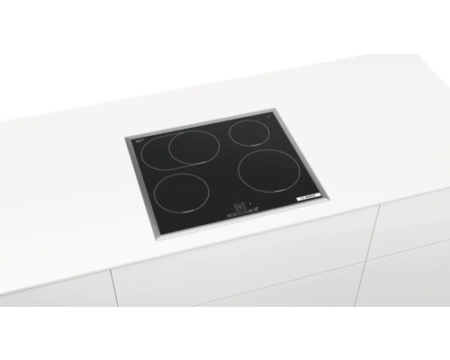 Schwarzes Kochfeld von Bosch in einer Küchenarbeitsplatte
