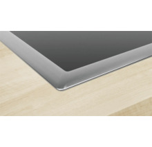 Detailansicht eines Kochfelds mit Edelstahlrahmen