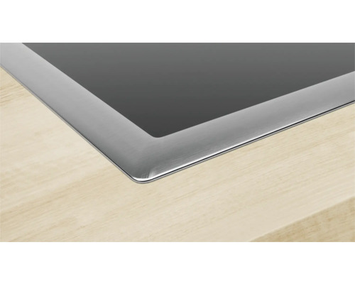 Detailansicht eines Kochfelds mit Edelstahlrahmen