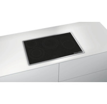 Schwarzes Bosch Induktionskochfeld mit fünf Kochzonen in einer weißen Küchenzeile.