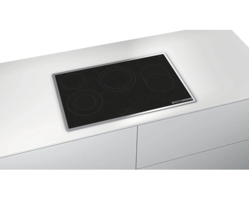 Schwarzes Bosch Induktionskochfeld mit fünf Kochzonen in einer weißen Küchenzeile.