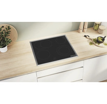 Bündige Kochstelle mit vier Kochfeldern auf einer hellen Küchenarbeitsplatte