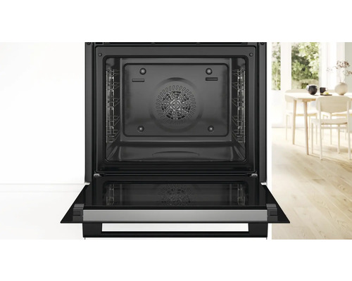 Geöffneter Backofen mit Innenraumansicht