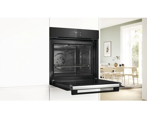 Einbaubackofen mit geöffneter Tür in einer modernen Küche