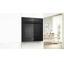 Einbauofen der Marke Bosch in einer modernen Küche.