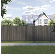 Gartenansicht mit Holzzaun und Gartentür vor einem Wohnhaus