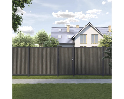 Gartenansicht mit Holzzaun und Gartentür vor einem Wohnhaus