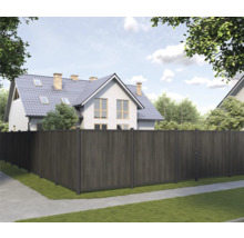 Dunkelgrauer Holzzaun vor einem Wohnhaus