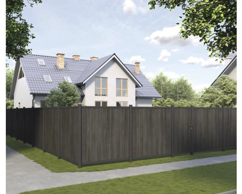 Dunkelgrauer Holzzaun vor einem Wohnhaus