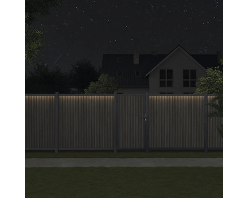 Nachtsicht einer Holzgartenpforte mit Haus im Hintergrund