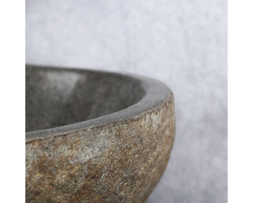 Detailansicht eines Waschbeckens aus Stein