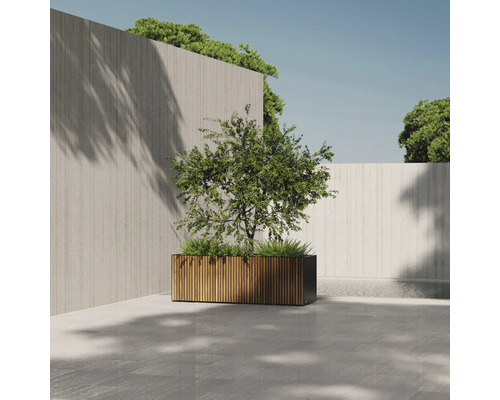 Außenaufnahme eines bepflanzten Blumenkastens mit Holzverkleidung vor einer Betonmauer