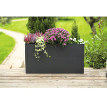 Rechteckiger Pflanzkasten aus Metall mit Blumen und Pflanzen auf einer Holzterrasse