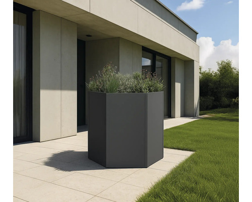 Hexagonaler Pflanzkübel auf einer Terrasse mit Rasen