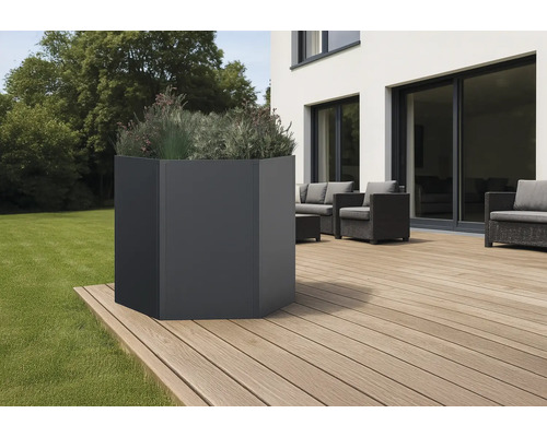 Hoher, anthrazitfarbener Pflanzkübel auf einer Holzterrasse mit Gartenmöbeln