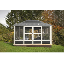 Pavillon mit Moskitonetz und Doppeltür im Garten