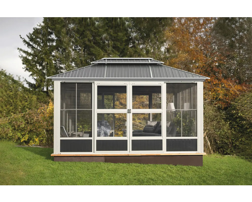 Pavillon mit Moskitonetz und Doppeltür im Garten