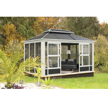 Pavillon mit Schiebetüren und Möbeln im Garten