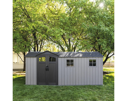 Gartenschuppen aus Kunststoff mit Doppeltür und Fenster im Garten