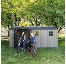 Gartenschuppen mit zwei Frauen und Fahrrädern auf Rasen