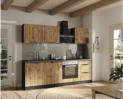 Helle Küche mit Holzfronten, Spüle, Herd und Dunstabzugshaube unter Holzbalkendecke