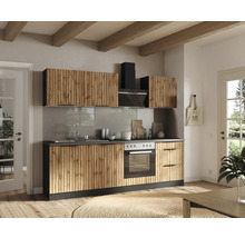 Helle Küche mit Holzfronten, Spüle und Backofen