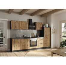 Küche mit Küchenschränken in Holzoptik, Spüle und Dunstabzugshaube