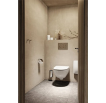 Modernes Badezimmer mit hängendem WC, Toilettenbürste, Toilettenpapierhalter und Ablage