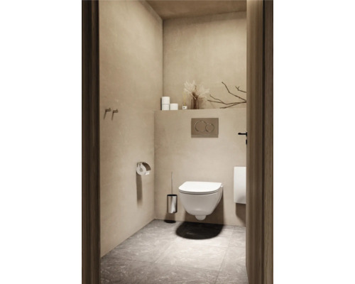 Modernes Badezimmer mit hängendem WC, Toilettenbürste, Toilettenpapierhalter und Ablage