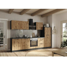 Helle Küche mit Holzfronten, Spüle, Herd und Dunstabzugshaube.