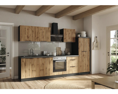 Held Möbel Küchenzeile mit Geräten Trient 300 cm eiche matt zerlegt Variante reversibel 1103.6356 Helle Küche mit Holzfronten, Spüle, Herd und Dunstabzugshaube.