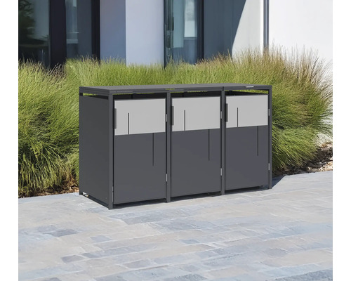 Drei Mülltonnenboxen aus Metall im Außenbereich