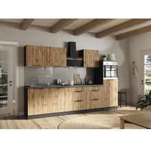 Helle Küche mit Holzfronten, Arbeitsplatte, Spüle und eingebauten Geräten.