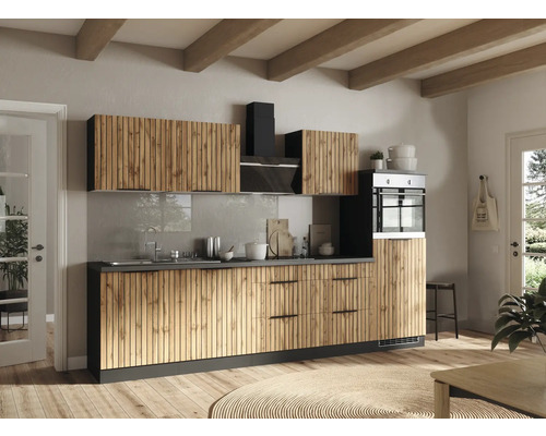 Held Möbel Küchenzeile mit Geräten Trient 300 cm eiche matt zerlegt Variante reversibel 1108.6355 Moderne Küche mit Holzfronten, Dunstabzugshaube und Einbaubackofen.