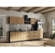 Küche mit Holzfronten, Spüle und Dunstabzugshaube in einem hellen Raum.