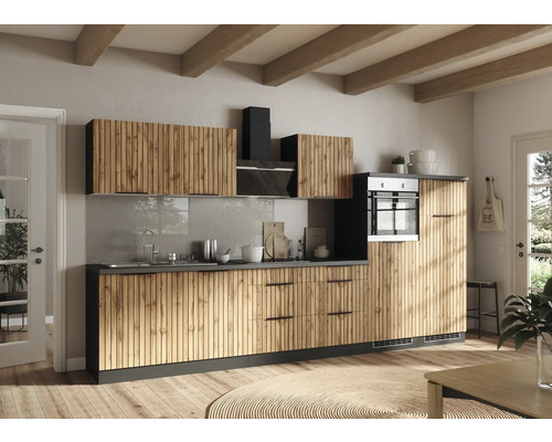 Helle Küche mit Holzfronten, Spüle, Dunstabzugshaube und Einbaugeräten unter Holzbalkendecke.