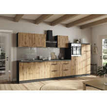 Moderne Küche mit Holzfronten, Spüle, Herd und Dunstabzugshaube in einem hellen Raum.