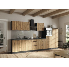 Moderne Küche mit Holzfronten, Dunstabzugshaube und Einbaubackofen in einem hellen Raum